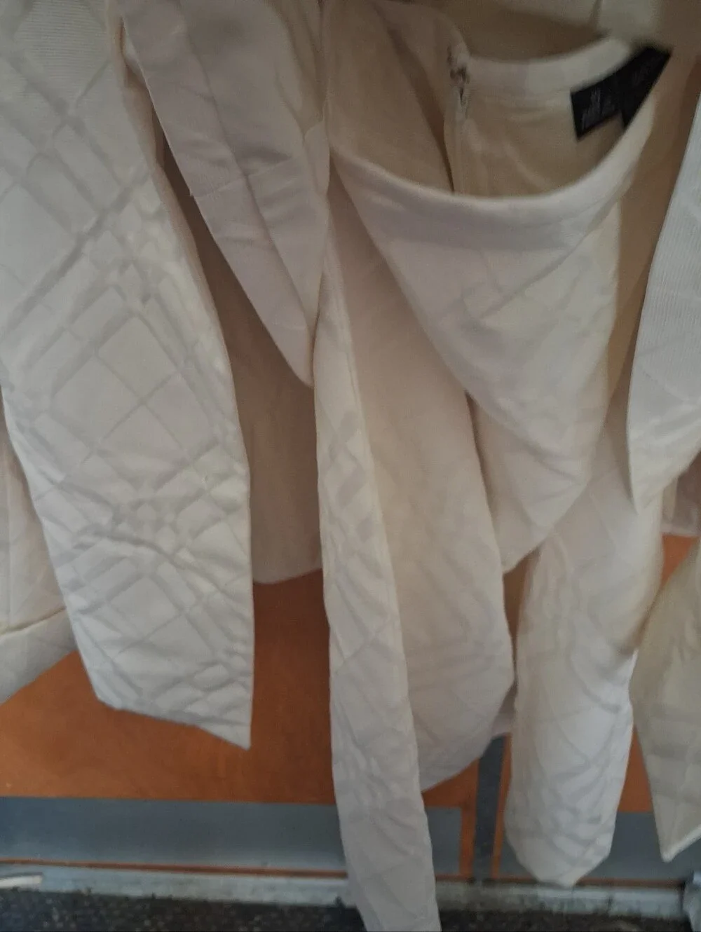 Kasper Cream Quilted 3 Pc Blazer, Sleeveless Shell With Pencil Skirt Size 10